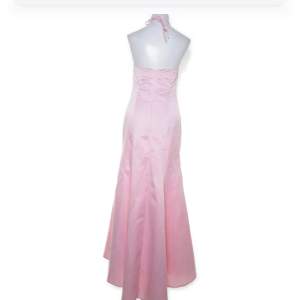 rosa balklänning från elizi poem. köpt på sellpy, aldrig använd.