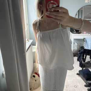 Vitt linne  - Super fint. I storlek L men jag har krympt det i tvätten så de passar S-M