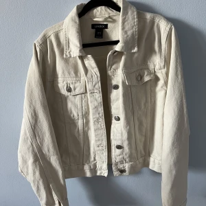 Jeansjacka - Vit jeansjacka från Lindex. Använd ett fåtal gånger. 