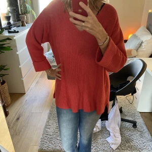 Röd stickad tröja - Fin stickad tröja, tryck görna på köp direkt💗ny pris 400kr