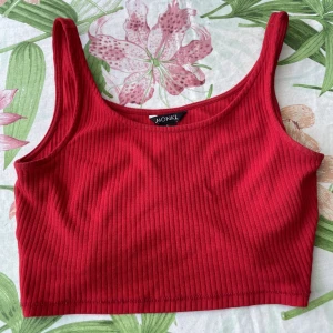 Röd topp - Röd topp som har används men varit väl omhändertaget. Säljs då det är för litet. 🌹