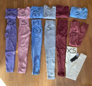 Träningskläder  - Den blåa och gråa är redan såld. Resten finns kvar ☺️ det mesta är använd men är i bra skick.   Lila - 100kr. Rosa - 100kr. Röd - 200kr. Blå gymshark - 250kr. Röda tights - 250kr Vita tights - 100kr
