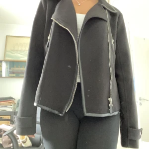 Jacka  - Super snygg, lite fläckig men går att ta bort, storlek L men passar s ovesize 