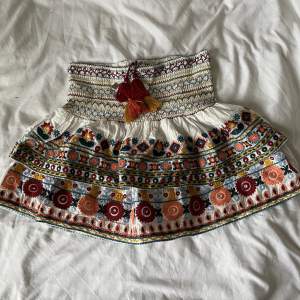 En zara liknande kjol från zredara i strl s. Aldrig använd, tidigare köpt från plick men säljaren sa inte vart den var ifrån så den var ny. Inga speciella skador på grund av aldrig använd. Skriv för fler bilder😁