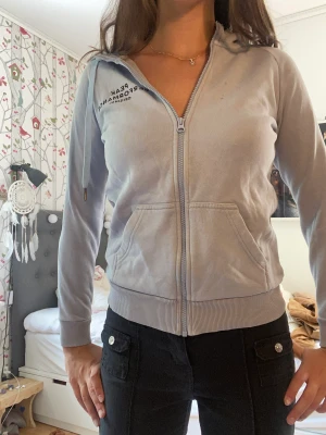peak performance zip up - jätte fin ljusblå peak performance zip up!! storlek xs men sitter fint på mig som är en s. är fortfarande lite osäker på om jag vill sälja eller inte men kom med ett bra pris så får vi se!! 