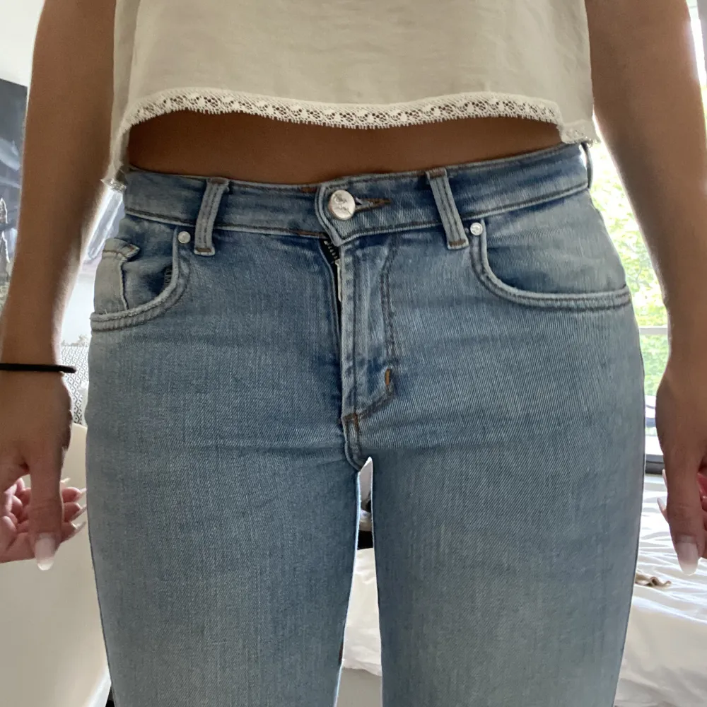 Lågmidjade jeans från ginatricot. Storlek xs, bra i längden för mig som är 167💗 . Jeans & Byxor.
