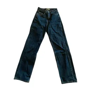 Jeans från NA-KD. Använd, men utan anmärkning. Dessa jeans är använda 2/3 gånger och i bra skick.  Storlek: 32 Material: Polyester