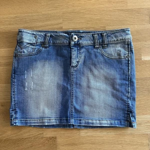 Jeanskjol - Säljer min jeanskjol från ONLY. Köpte secondhand men den är tyvärr lite för stor för mig så den kommer inte till användning. 
