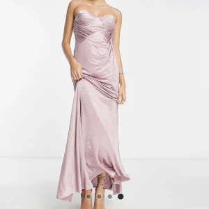 Långklänning - Säljer denna klänning från ASOS i storlek 34, aldrig använd💐 