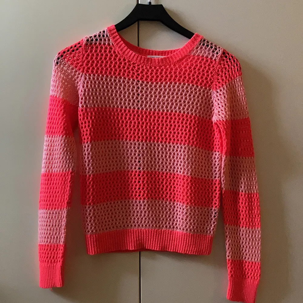 Fin stickad, randig, rosa tröja från h&m. Säljer pga att den är för liten. Änvänd några få gånger, är i bra skick! . Stickat.