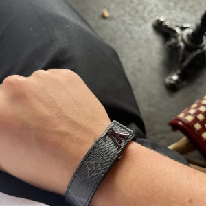 Louis vuitton armband - Köpt i butik i Paris för 400 euro, skicket skulle jag säga är 8,5 av 10 eftersom de e köpt för ett årsen Kan diskutera pris beroende på hur många intresserade de e! Armbandet passar dem flesta handlederna eftersom man kan spänna de efter bekvämlighet!