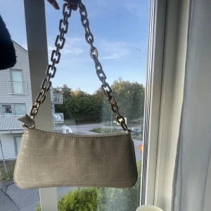Zara vöska - Säljer denna super snygga väska från zara som är slutsåld, sparsamt använd😙