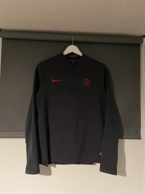 Psg Nike sweatshirt  - Psg Nike sweatshirt  Storlek 160-170  Använd nåra gånger men är i bra skick
