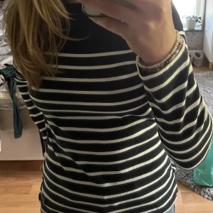 Mörkblå, randig långärmad tröja  - Jätte fin långärmad tröja för svala sommar dagar. Denna är nu för liten för mig och därför säljer jag den. Om du vill köpa, läs min policy längst ner i mitt flöde 🤍 