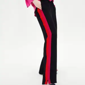 Svarta byxor med revärer i rosa och rött från Zara. Storlek XS, men sitter även bra på mig som brukar ha S/M i byxor💓