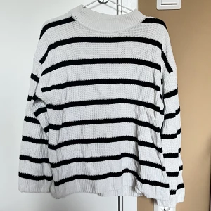 Tröja - Fin, randig tröja från hm. Bra skick. Oversized.