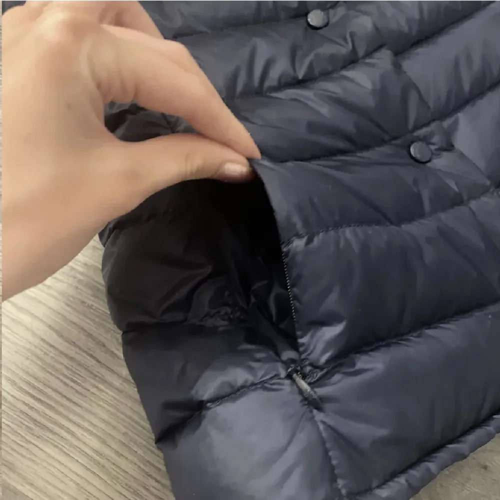 fin marinblå väst i storlek 12 från Moncler⚡️Två diskreta fickor på vardera sida!🫶🏼 Hör av er vid intresse, pris är alltid diskuterbart. Takit.