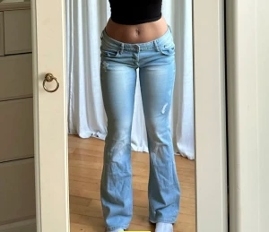 Lågmidjade jeans  - Säljer dessa super fina ljusblåa jeans i storlek 32. Säljer pågrund utav att dem var tyvärr för stora för mig. Köptes av en tjej här på plick så bilderna är lånade :) midja 80 och innerben 80.