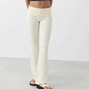 Low waist yoga pants - Säljer dessa as snygga byxor från Gina  som är slutsålda , nypris 360, mitt pris 199. De är använda en gång och är i ett jätte bra skick . Kontakta för egna bilder 😇😇