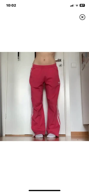 Rosa adidasmjukisar - Säljer dess gulliga adidasmjukisbyxor som är inköpta här på plick. Storleken är US S, UK 10, men känns som medium. De är lågmidjade och väldigt bekväma samt varma. De har två fickor som stängs med dragkedja! Skriv för mer information!💕(lånade bilder)