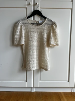 Stickad tröja med hålmönster - Superfin tröja från vila med hålmönster. Säljer då den inte passar mig❤️