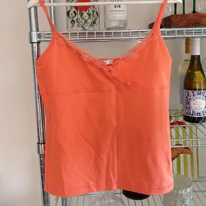 Sommarlinne med pärlor  - Väldigt sött linne från Flash, i storlek M! Enbart testad, pris kan diskuteras 🌸🌸 Aprikos färgad 