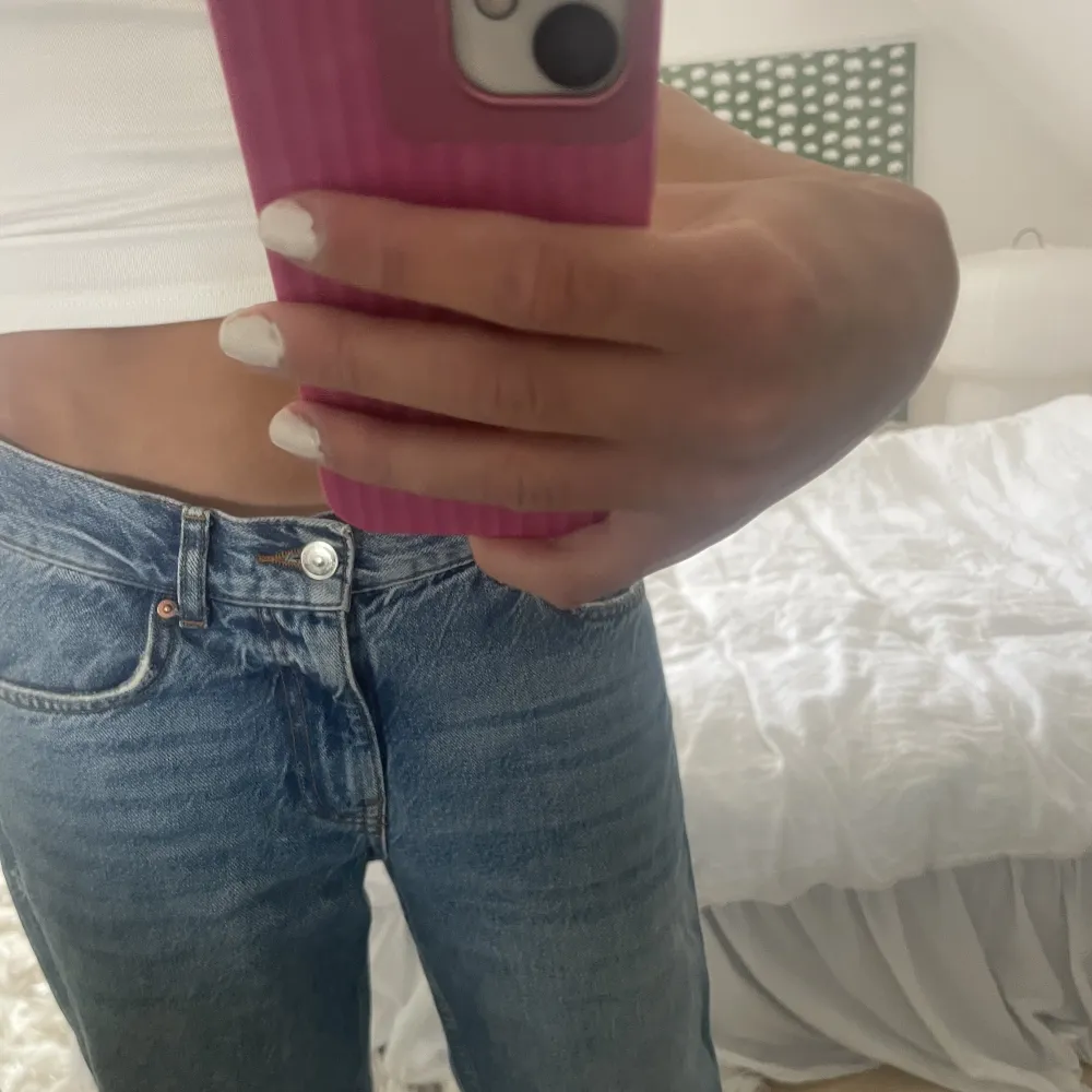 Populära lågmidjade jeans från gina 💞 skriv för fler bilder!  De är avklippta och påsydda igen lägst ner vilket syns en del men är de är fullängd . Jeans & Byxor.