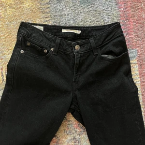 Levis Low pitch bootcut - Låg midja bootcut storlek 24. Köp dom för 300kr