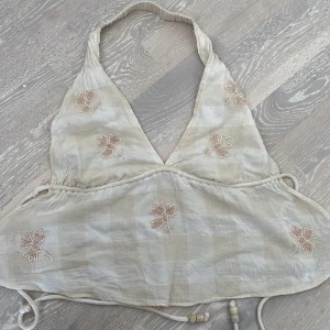 Säljer jättesöt topp  - Säljer jättesöt topp från Pull and beat, köp för inte alls längesen och tyvärr aldrig kommit till användning , den är öppen i ryggen <3