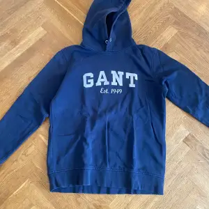 Gant hoodie köpt på kidsbrandstore. Skick 10/10, Storlek 170 cm Skriv om du har funderingar!