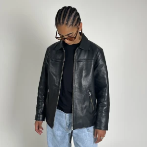 Weekday läderjacka - Otrolig läderjacka från Weekday. Äkta läder, tjock och exklusiv. Storlek S men passar likväl XS-M beroende på önskan fit.