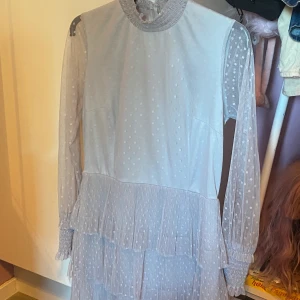 Klänning - Fin klänning från nelly i storlek 40, den passar även om du har stl 38. 90kr inkl spårbar frakt. Kontakta gärna mig om du har några frågor😊