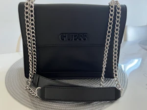Guess väska - Helt ny. Har inte använt nångång.  Nypris på affär 1700kr