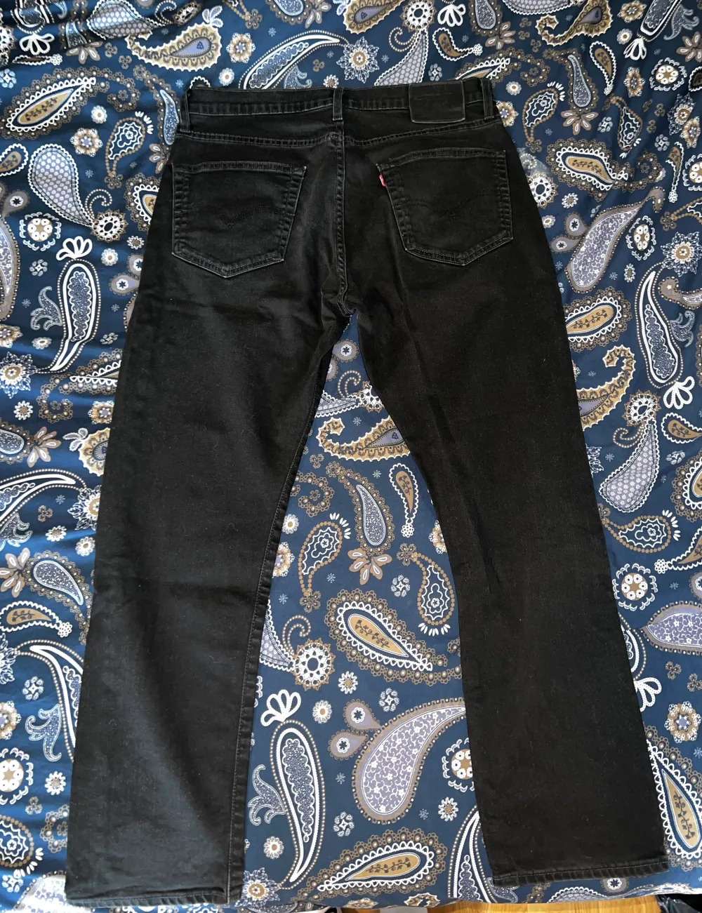 Säljer mina jeans på grund av att dem är små. 9/10 ser riktigt bra ut. Inga hål eller sånt på den. Storlek 33/30.. Jeans & Byxor.