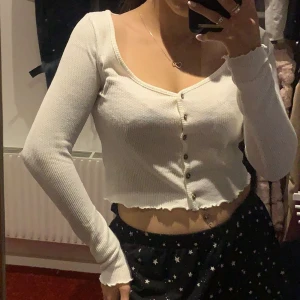 Topp - Super fin topp som man kan som cardigan och topp, den gick dock Lite sönder vid sidan men syns ej. Använt skick. 