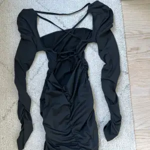 Säljer denna supersnygga svarta klänning. Säljer på grund av att jag ej har anvöndning av den. Klänningen är i storlek xs och den har en öppen rygg med snörning.