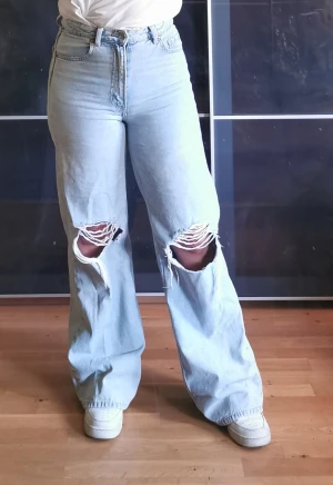 Jeans  - Jeans från H&M, storlek 36, jag som har dem på mig på bilderna med skor, är 161 cm. Hon med strumpor är ca 169 cm. Hög midja. 