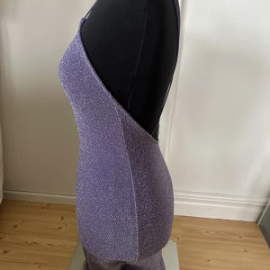 Glitter klänning  - Fint skick, inga tecken på användning. Axelbanden kan snurras på olika sett, man få va lite kreativ:)