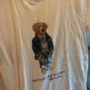  Ralph lauren tshirt  - Knappast använd Ralph lauren tshirt Bra skick Ny pris:900kr