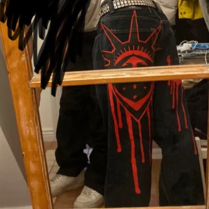 Baggy jeans - As coola baggy jeans med tryck där bak. Dom sitter baggy på mig och jag har vanligtvis 34/36, dom passar även 38!  Jätte fint skick💗 skriv för fler bilder 