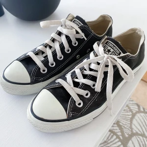 Låga converese  - Mycket fint skick. Knappt använda. 