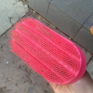 Piggborste - Rengör noga så den blir som ny när jag hör at något är intresserad. Den är liten neonrosa