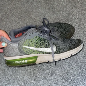 Nike gympaskor - Ett par Nike air Max gympskor, grön och grå is Torkel 40 men passar 39 bra oxå, fint skick använda några gånger. 300kr+frakt