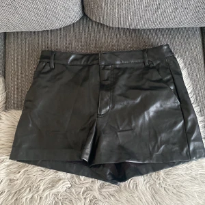 Shorts  - Säljer mina skinn-shorts eftersom de var för små för mig. Inte använt någon gång! De har inga defekter och är nya! 🤍Köparen står för frakten! 