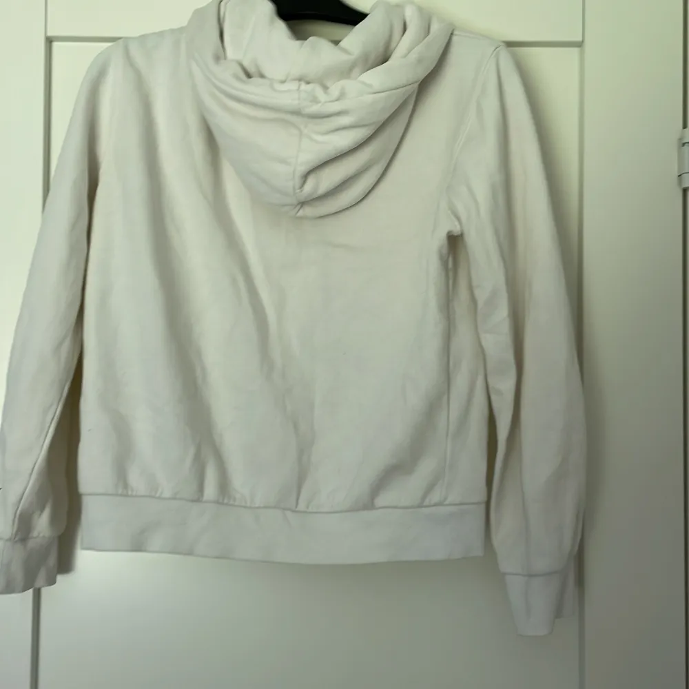 En fin vit zip hoodie som knappt är använd och därav bra skick. Pris kan diskuteras . Hoodies.