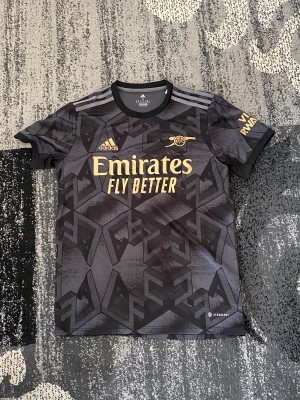 Arsenal t shirt  - Snygg arsenal t shirt nu till sommaren. Storlek S men kan passa M