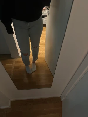 Min slim jeans från stradivarius  - Ett par mon slim jeans i storleken 34. Dom är från strandivarius. Ordinarie priset på jeansen är 279 kr. Dom har hål på knäna som detaljer. Jag tar jeansen för 150 kr. Priset kan absolut diskuteras.
