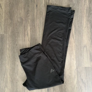 Träningsbyxor  - Träningsbyxor från Adidas.   Rensar ur min garderob från en hel del kläder🌼 Kika och se om du ser något mer i min profil som du gillar så skickar jag med det till dig också!😊 Fler kläder kommer! 