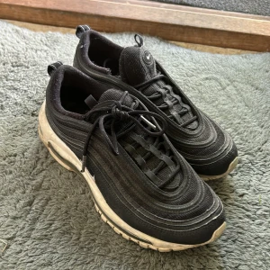 Nike air max 97 - Säljer ett par nike air max 97 pågrund av att dom är för små. Nypris:1500 Storlek: 40,5