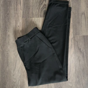 Byxor  - Helt oanvända byxor från Vero Moda.   Rensar ur min garderob från en hel del oanvända kläder🌼 Kika och se om du ser något mer i min profil som du gillar så skickar jag med det till dig också!😊 Fler kläder kommer! 